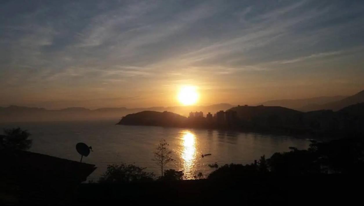 Vila Por De Sol No Mar Da Cama Caraguatatuba Exteriér fotografie